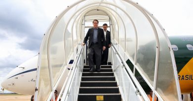 Bolsonaro participará de jantar com embaixador brasileiro, Bannon e Olavo de Carvalho Bolsonaro participará de jantar com embaixador brasileiro, Bannon e Olavo de Carvalho