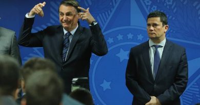 Quem quer desarmar o povo é porque quer o poder absoluto’, diz Bolsonaro Quem quer desarmar o povo é porque quer o poder absoluto’, diz Bolsonaro
