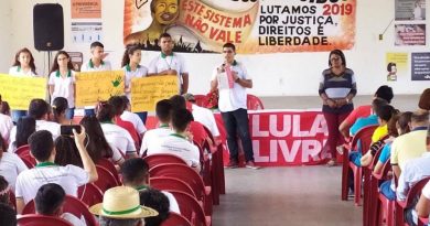 DENÚNCIA: estudantes são levados em horário de aula para ato político em sindicato DENÚNCIA: estudantes são levados em horário de aula para ato político em sindicato