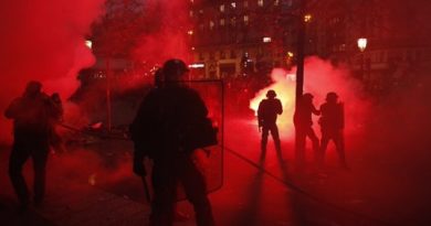 Mais de 500 mil franceses marcham contra Emmanuel Macron Mais de 500 mil franceses marcham contra Emmanuel Macron
